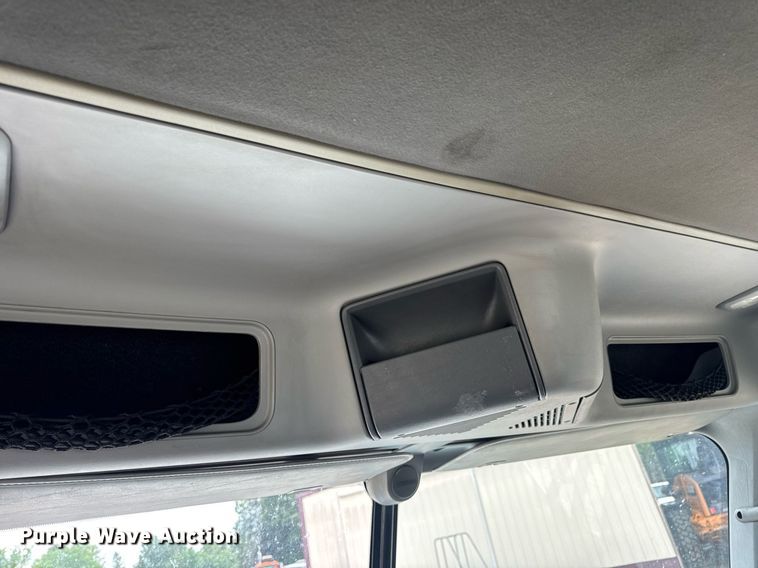 image for item DV4227 2009 Freightliner Columbia 120 semi truck