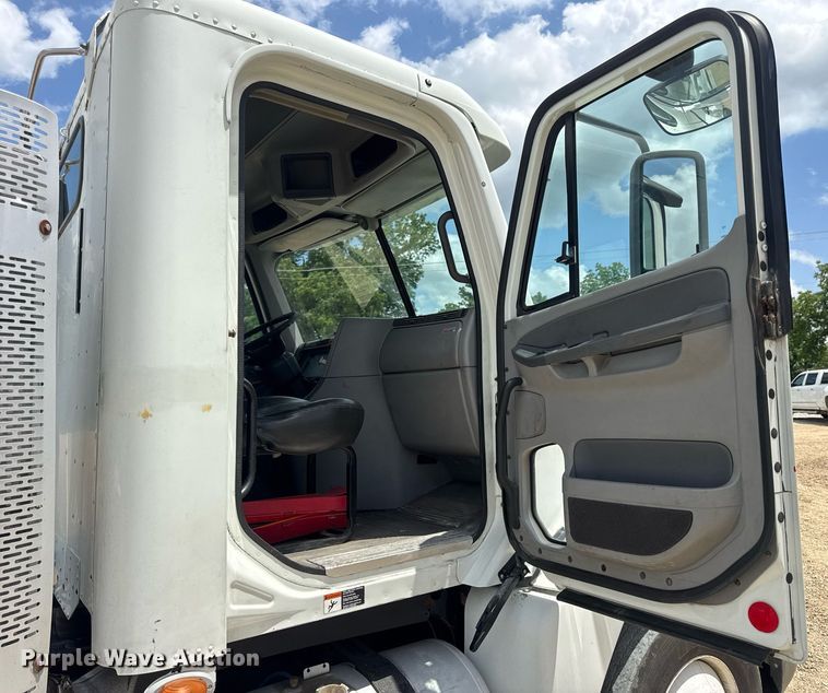 image for item DV4227 2009 Freightliner Columbia 120 semi truck