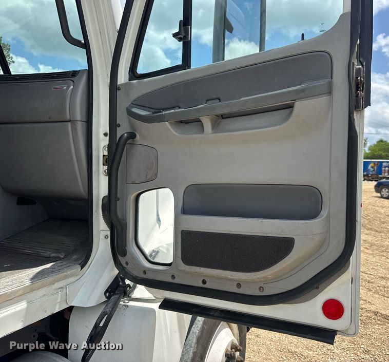 image for item DV4227 2009 Freightliner Columbia 120 semi truck