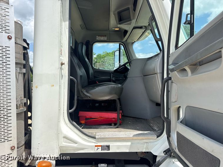 image for item DV4227 2009 Freightliner Columbia 120 semi truck