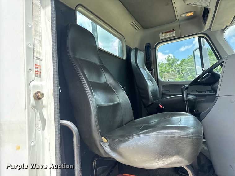 image for item DV4227 2009 Freightliner Columbia 120 semi truck