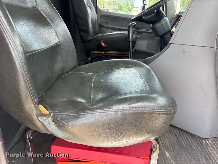 image for item DV4227 2009 Freightliner Columbia 120 semi truck