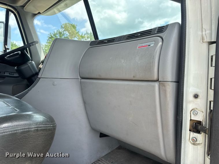 image for item DV4227 2009 Freightliner Columbia 120 semi truck