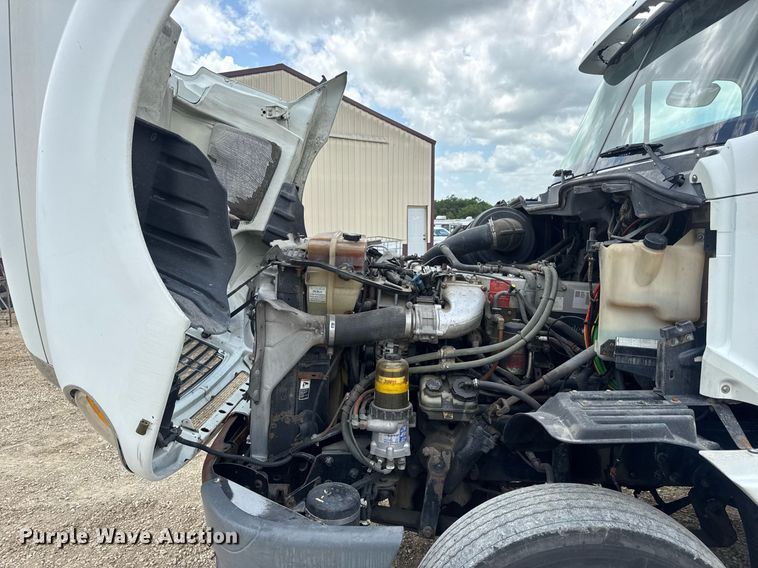 image for item DV4227 2009 Freightliner Columbia 120 semi truck