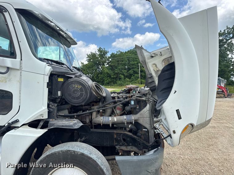 image for item DV4227 2009 Freightliner Columbia 120 semi truck