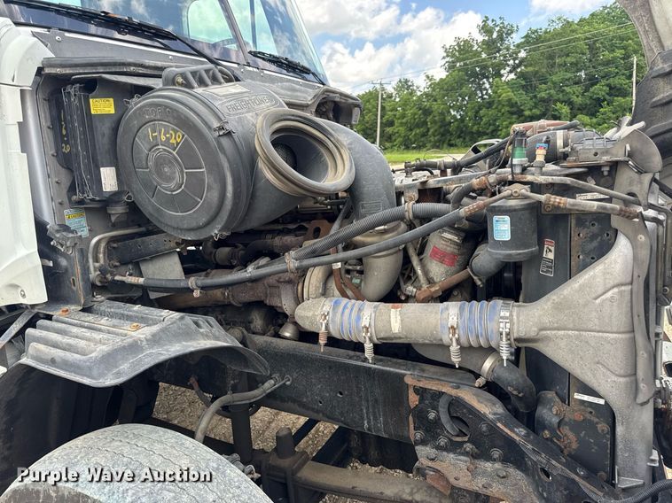 image for item DV4227 2009 Freightliner Columbia 120 semi truck