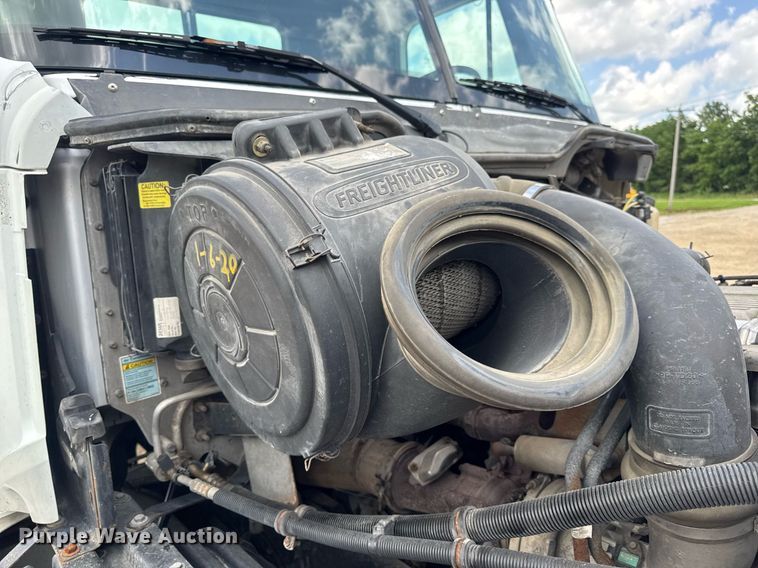 image for item DV4227 2009 Freightliner Columbia 120 semi truck