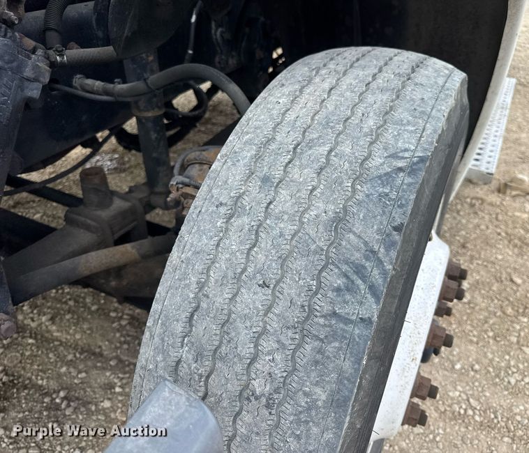 image for item DV4227 2009 Freightliner Columbia 120 semi truck