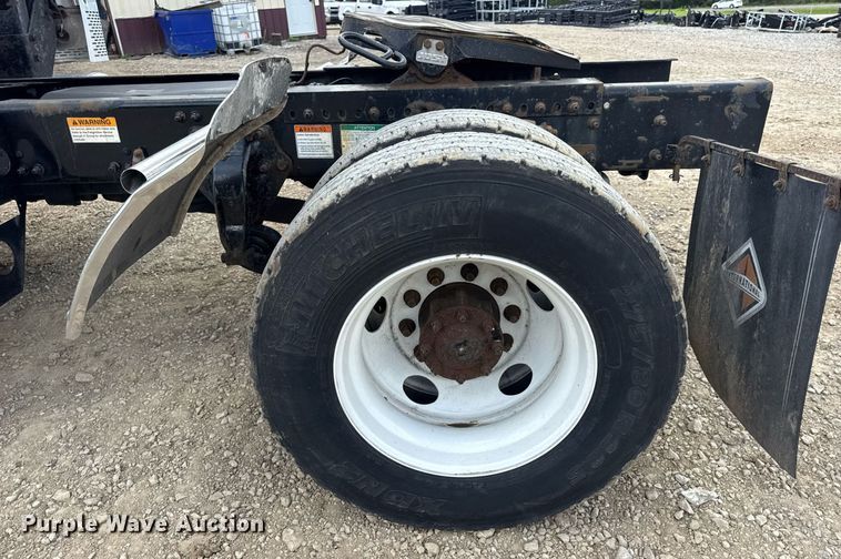 image for item DV4227 2009 Freightliner Columbia 120 semi truck