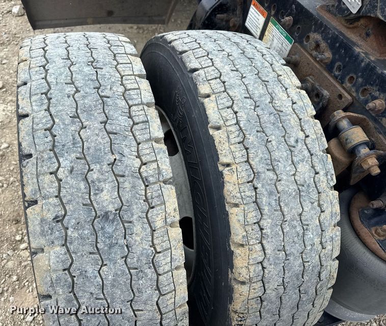 image for item DV4227 2009 Freightliner Columbia 120 semi truck