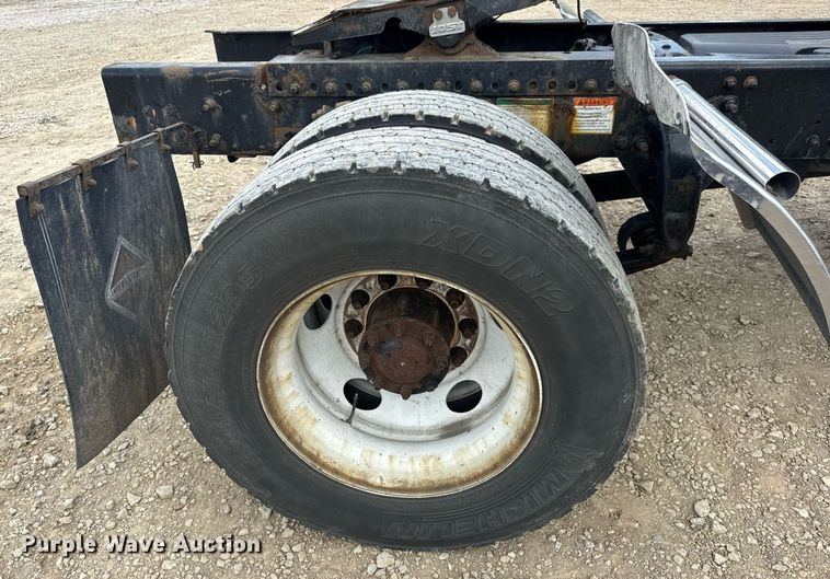 image for item DV4227 2009 Freightliner Columbia 120 semi truck