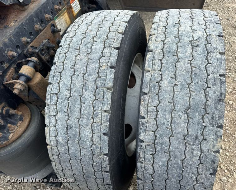 image for item DV4227 2009 Freightliner Columbia 120 semi truck