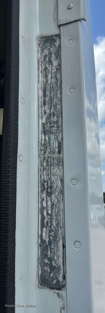 image for item DV4227 2009 Freightliner Columbia 120 semi truck