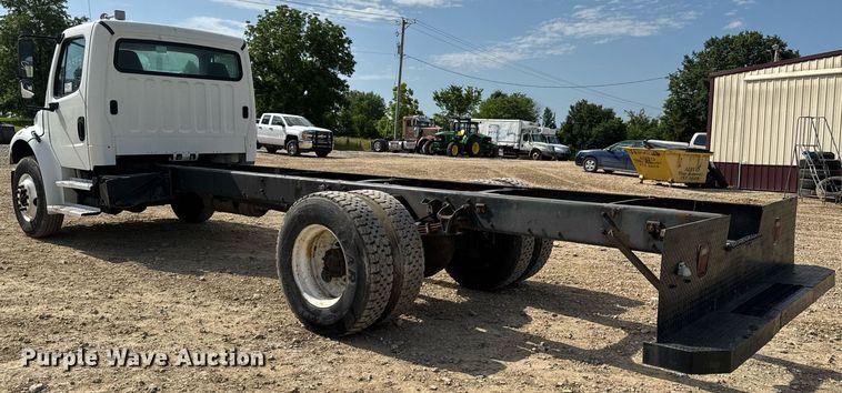 image for item DV4228 2004 Freightliner Business Class M2 106 truck cab and chassis