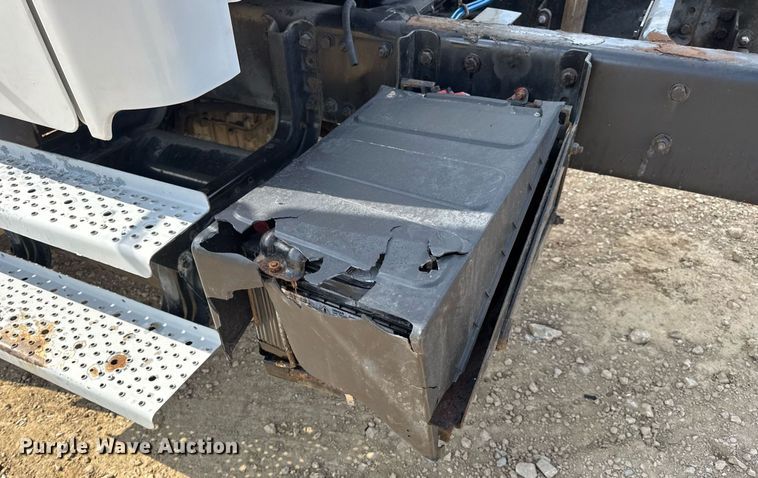 image for item DV4228 2004 Freightliner Business Class M2 106 truck cab and chassis