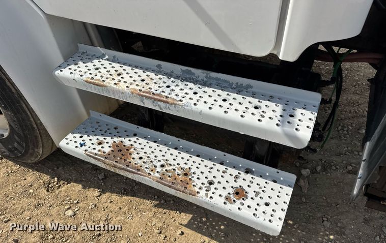 image for item DV4228 2004 Freightliner Business Class M2 106 truck cab and chassis