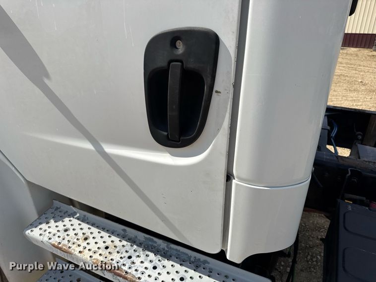 image for item DV4228 2004 Freightliner Business Class M2 106 truck cab and chassis