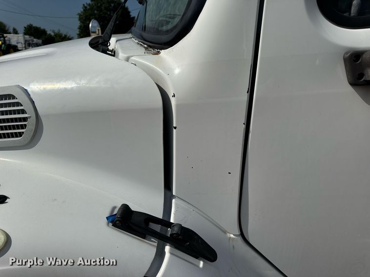 image for item DV4228 2004 Freightliner Business Class M2 106 truck cab and chassis