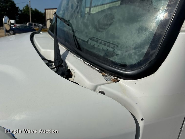 image for item DV4228 2004 Freightliner Business Class M2 106 truck cab and chassis