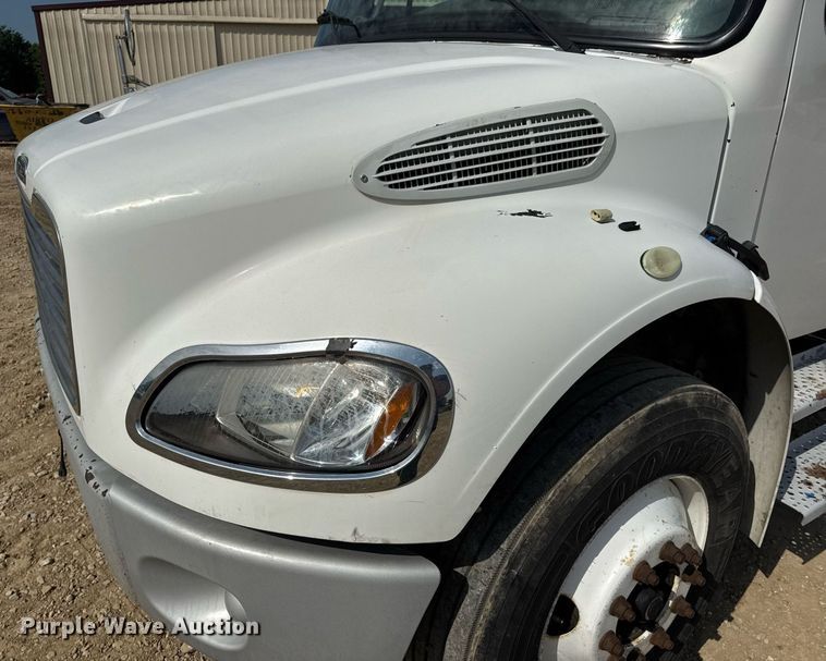 image for item DV4228 2004 Freightliner Business Class M2 106 truck cab and chassis