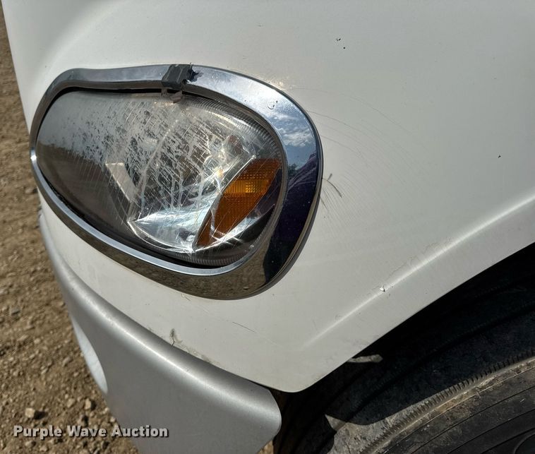 image for item DV4228 2004 Freightliner Business Class M2 106 truck cab and chassis