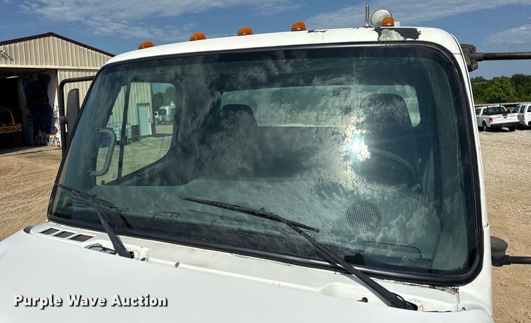 image for item DV4228 2004 Freightliner Business Class M2 106 truck cab and chassis