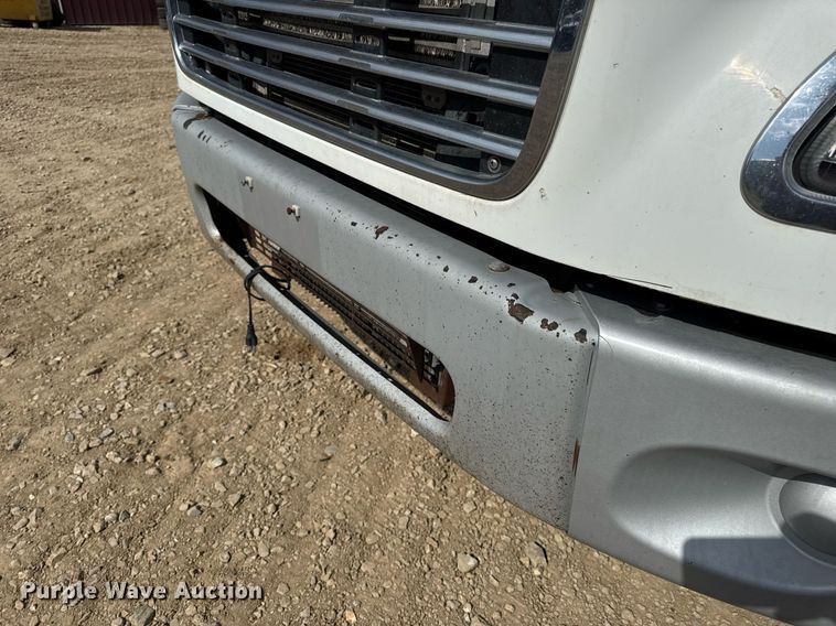 image for item DV4228 2004 Freightliner Business Class M2 106 truck cab and chassis
