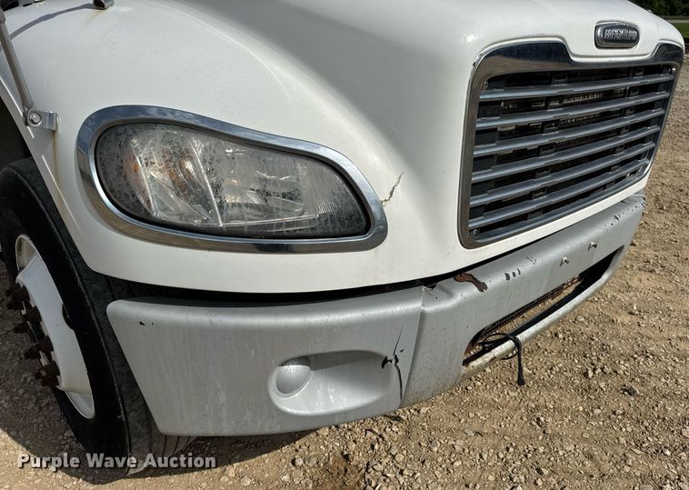 image for item DV4228 2004 Freightliner Business Class M2 106 truck cab and chassis