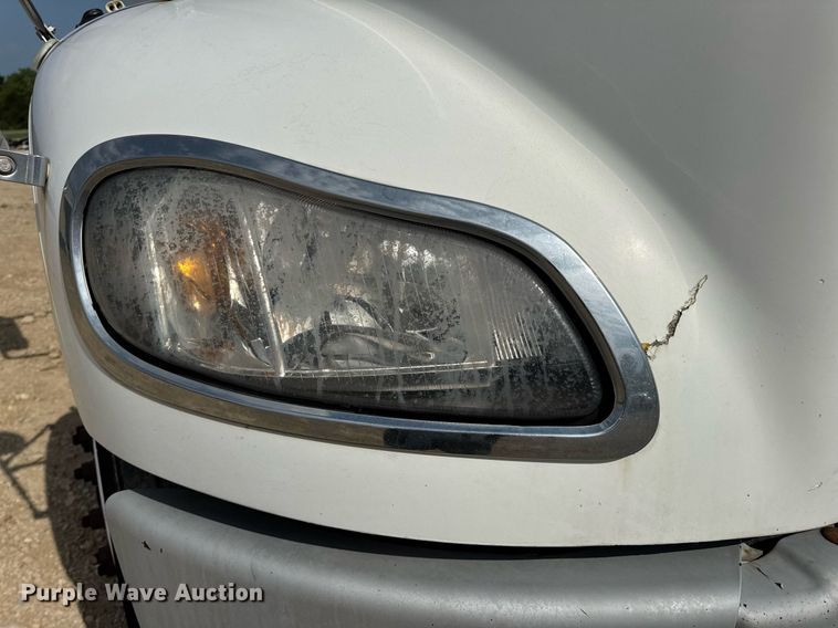 image for item DV4228 2004 Freightliner Business Class M2 106 truck cab and chassis