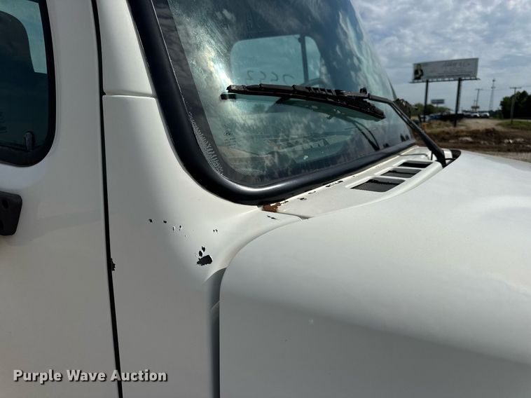 image for item DV4228 2004 Freightliner Business Class M2 106 truck cab and chassis