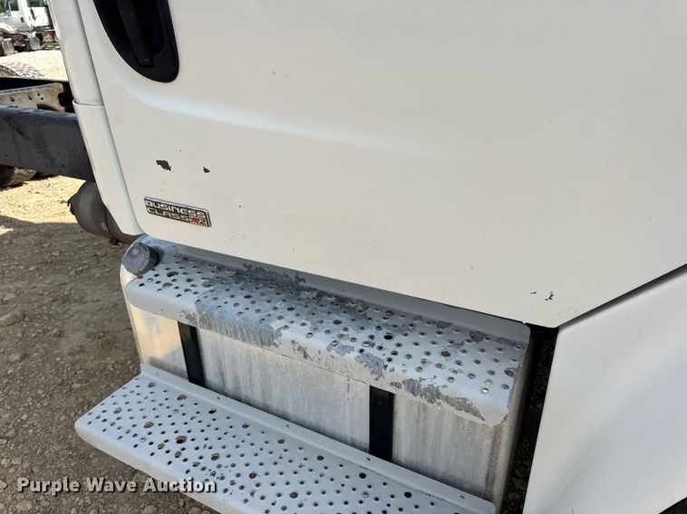 image for item DV4228 2004 Freightliner Business Class M2 106 truck cab and chassis