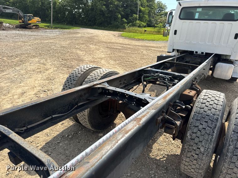 image for item DV4228 2004 Freightliner Business Class M2 106 truck cab and chassis