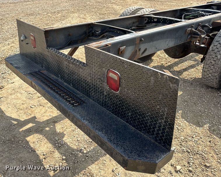 image for item DV4228 2004 Freightliner Business Class M2 106 truck cab and chassis