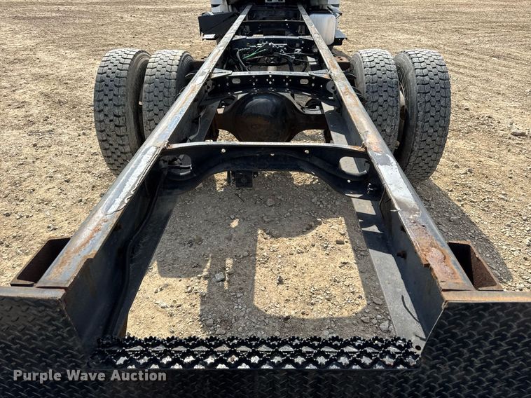 image for item DV4228 2004 Freightliner Business Class M2 106 truck cab and chassis