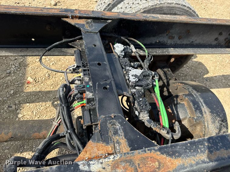 image for item DV4228 2004 Freightliner Business Class M2 106 truck cab and chassis