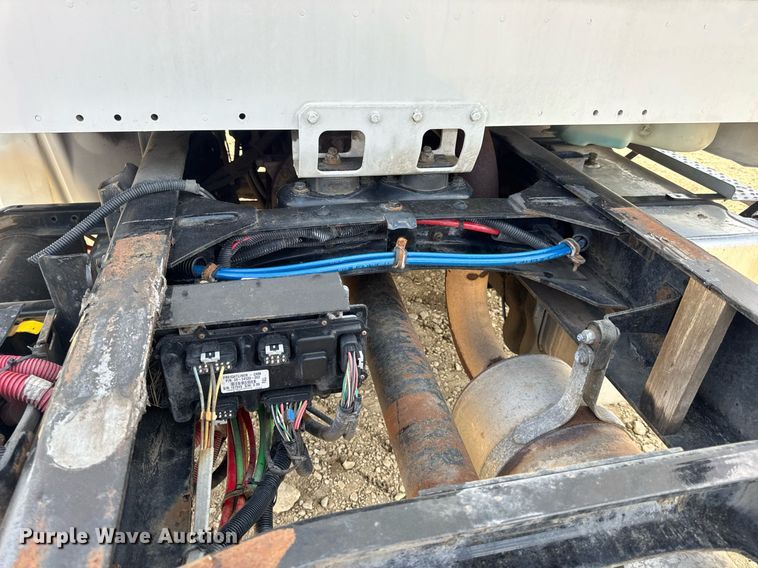 image for item DV4228 2004 Freightliner Business Class M2 106 truck cab and chassis