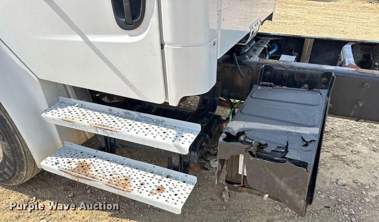 image for item DV4228 2004 Freightliner Business Class M2 106 truck cab and chassis