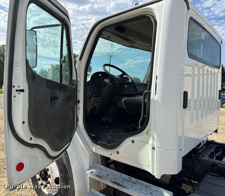 image for item DV4228 2004 Freightliner Business Class M2 106 truck cab and chassis