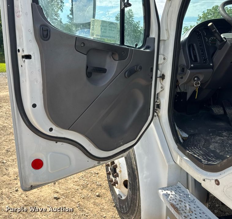 image for item DV4228 2004 Freightliner Business Class M2 106 truck cab and chassis