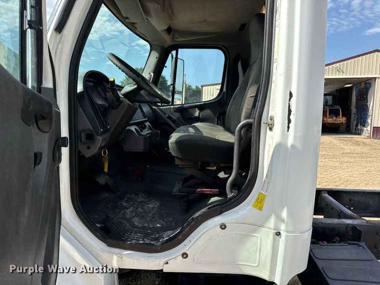 image for item DV4228 2004 Freightliner Business Class M2 106 truck cab and chassis