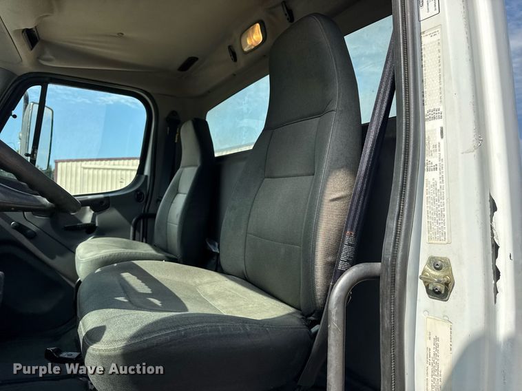 image for item DV4228 2004 Freightliner Business Class M2 106 truck cab and chassis