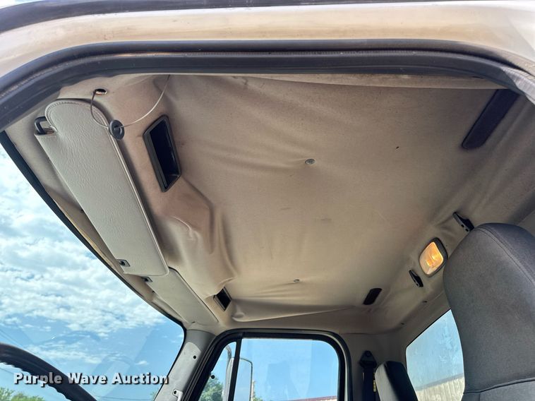 image for item DV4228 2004 Freightliner Business Class M2 106 truck cab and chassis