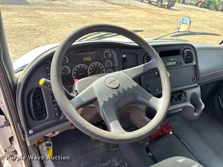 image for item DV4228 2004 Freightliner Business Class M2 106 truck cab and chassis