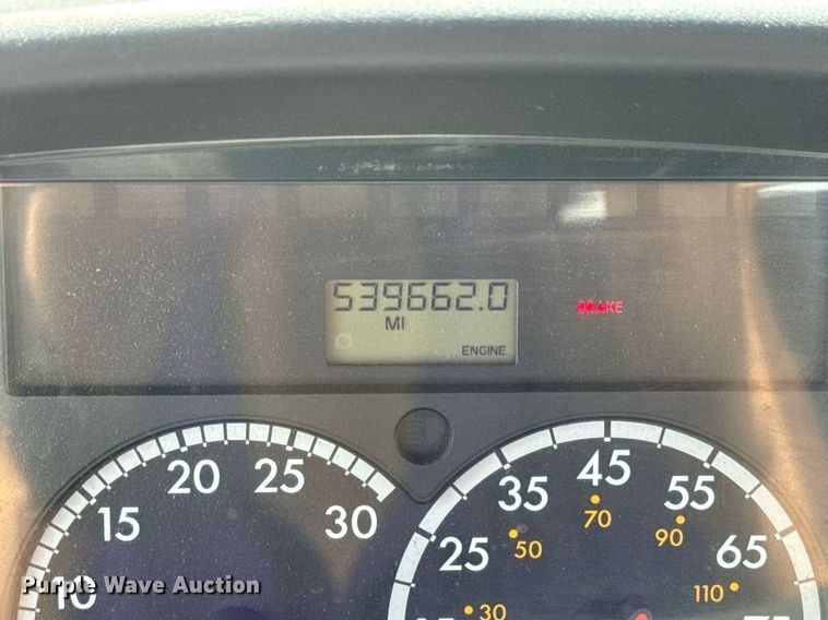 image for item DV4228 2004 Freightliner Business Class M2 106 truck cab and chassis