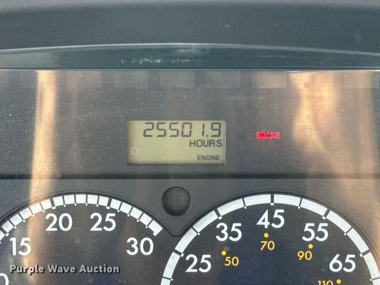 image for item DV4228 2004 Freightliner Business Class M2 106 truck cab and chassis