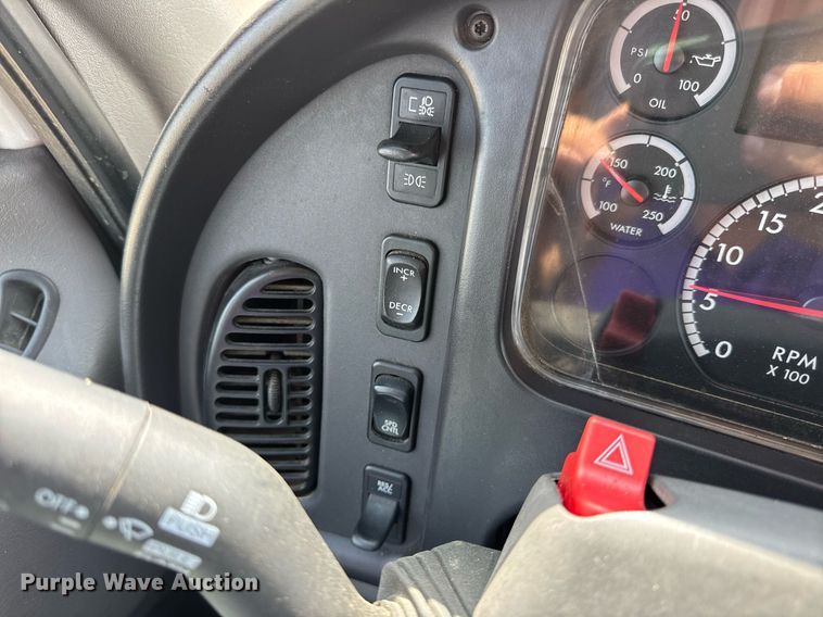 image for item DV4228 2004 Freightliner Business Class M2 106 truck cab and chassis