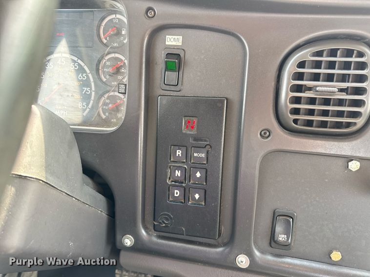 image for item DV4228 2004 Freightliner Business Class M2 106 truck cab and chassis