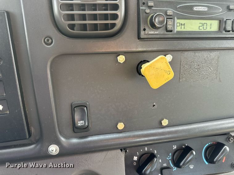 image for item DV4228 2004 Freightliner Business Class M2 106 truck cab and chassis