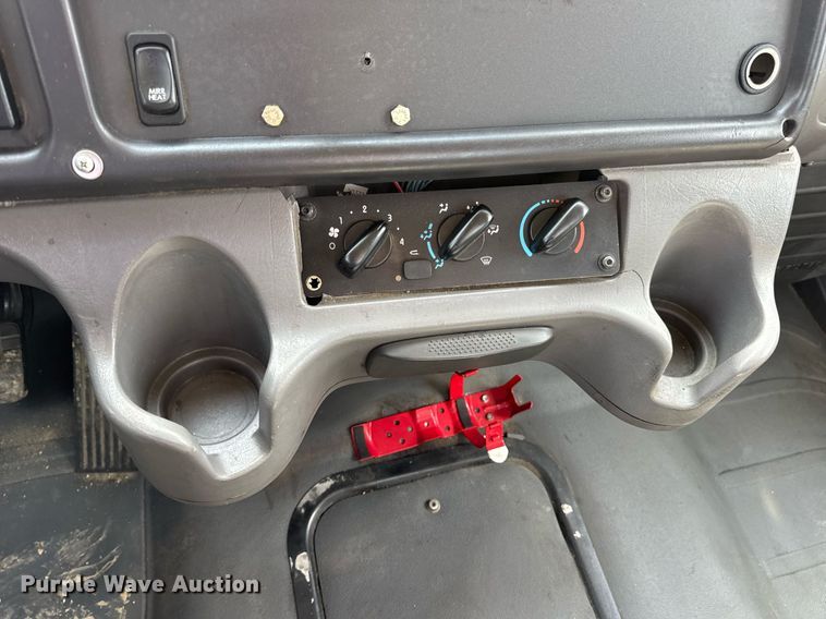 image for item DV4228 2004 Freightliner Business Class M2 106 truck cab and chassis