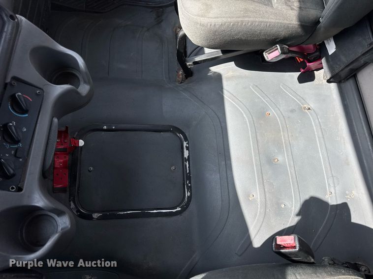 image for item DV4228 2004 Freightliner Business Class M2 106 truck cab and chassis